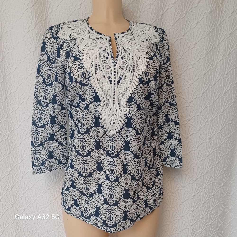 Talbots women Size XS Blue and White Embroidered 3/4 Sleeve Blouse. 100% Cotton